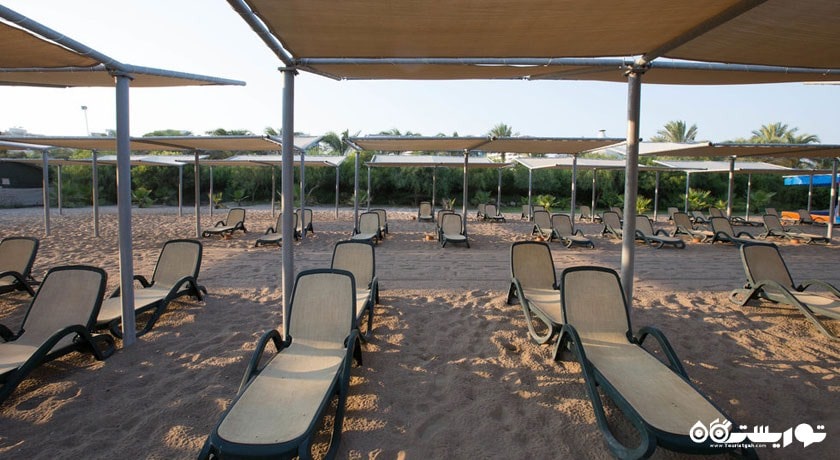 تخت های حمام آفتاب در ساحل هتل